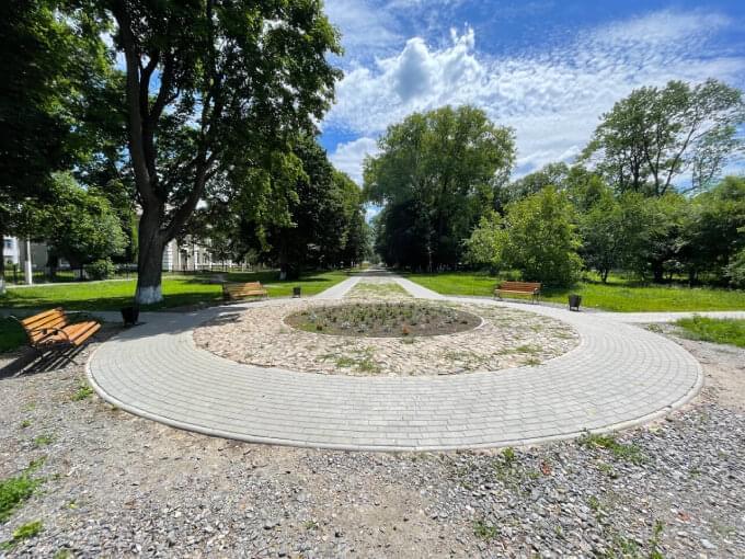реконструйоване перехрестя доріжок в парку Потоцьких