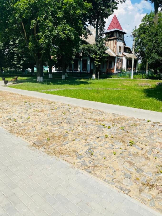 Мозайчастий тротуар вздовж парку Потоцьких від Інженерно-Будівельної компанії Гайвей