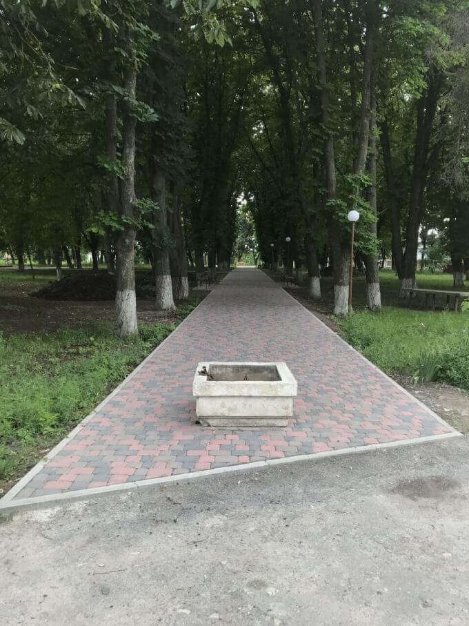початок перевкладеної доріжки в парку в Ярмолинцях